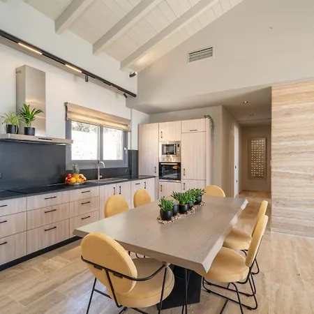 Irena Stone Kefalonia 劳德哈塔